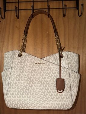 Michael Kors Jet Set Large Logo Chain Shoulder Tote Bag in vanilla